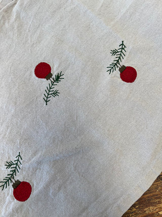 Table Runner, Ornaments